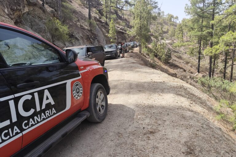 LA POLICÍA AUTONÓMICA INTERVIENE EN EL ACCESO DE UNA CARAVANA DE COCHES EN INAGUA 13-8-25