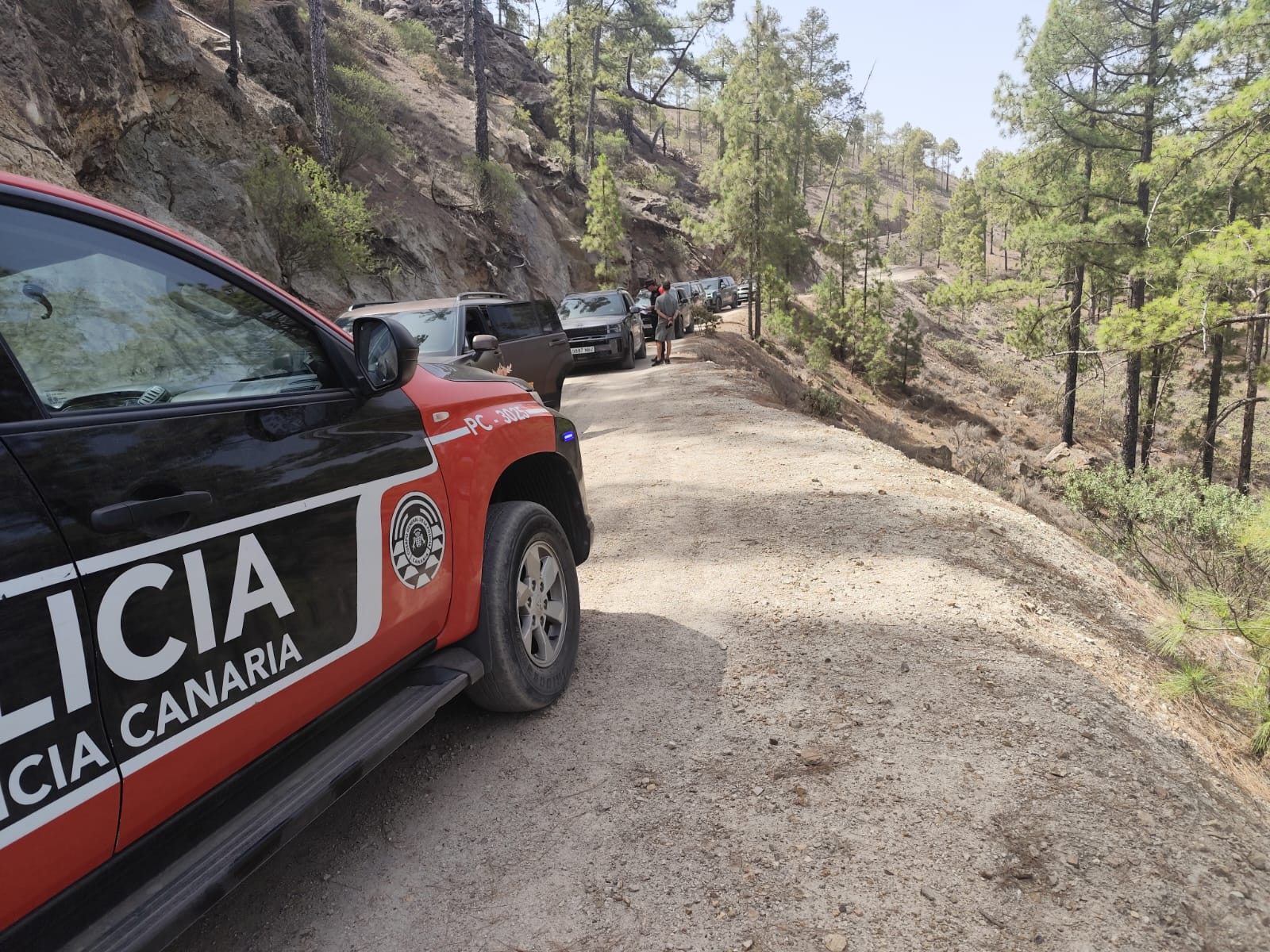 LA POLICÍA AUTONÓMICA INTERVIENE EN EL ACCESO DE UNA CARAVANA DE COCHES EN INAGUA 13-8-25