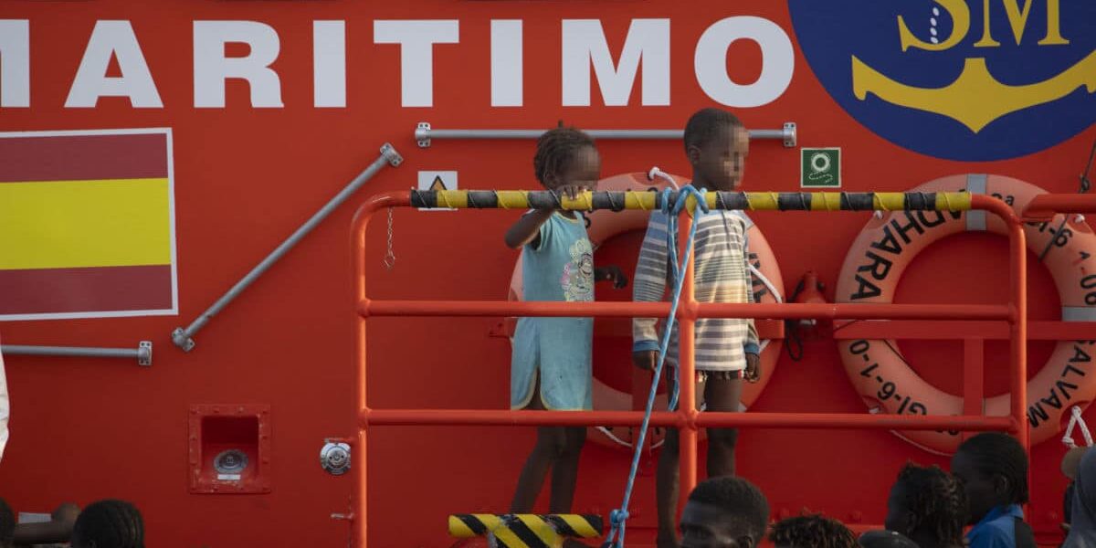 Llegada de un nuevo cayuco con 136 migrantes a El Hierro