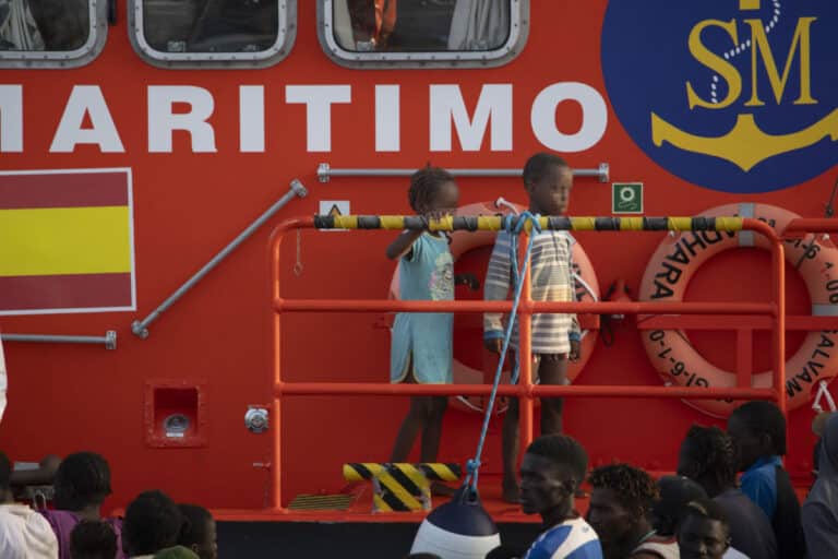 Llegada de un nuevo cayuco con 136 migrantes a El Hierro