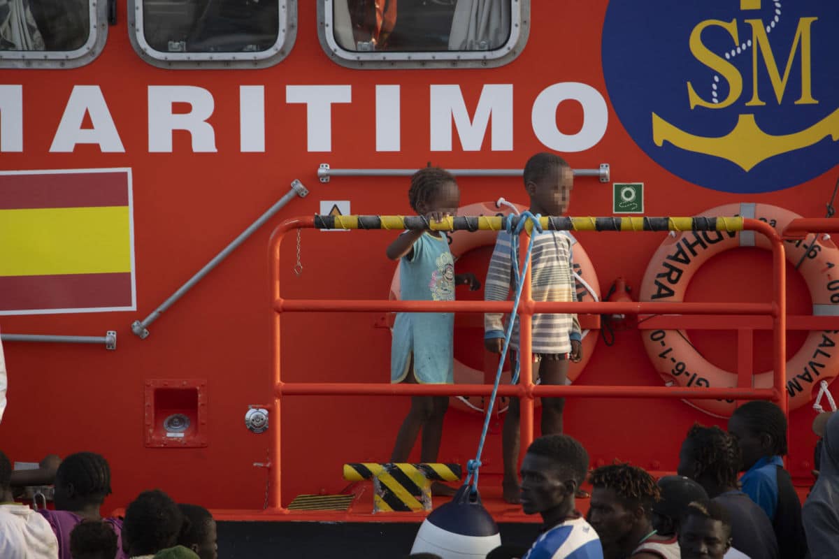 Llegada de un nuevo cayuco con 136 migrantes a El Hierro