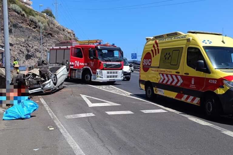 TRES MUJERES HERIDAS EN UNA COLISIÓN CON VUELCO EN EL ROSARIO1 2-8-25