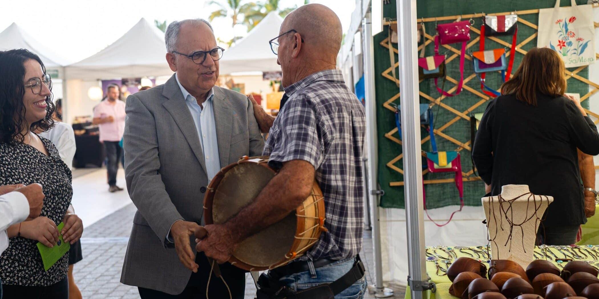 010925 Casimiro Curbelo y Cristina Ventura durante la apertura de una feria de artesanía