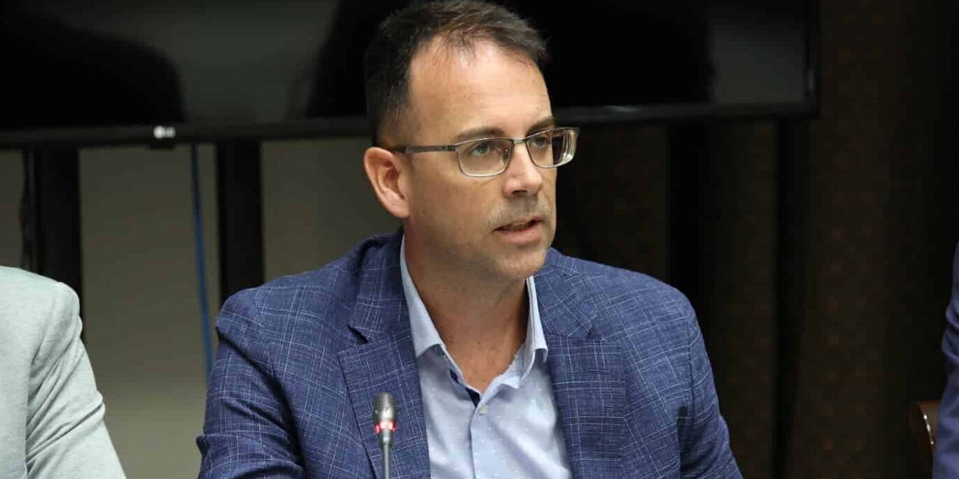 040925 Adasat Reyes, Vicepresidente Primero del Cabildo de La Gomera, durante la Comisión de Cabildos