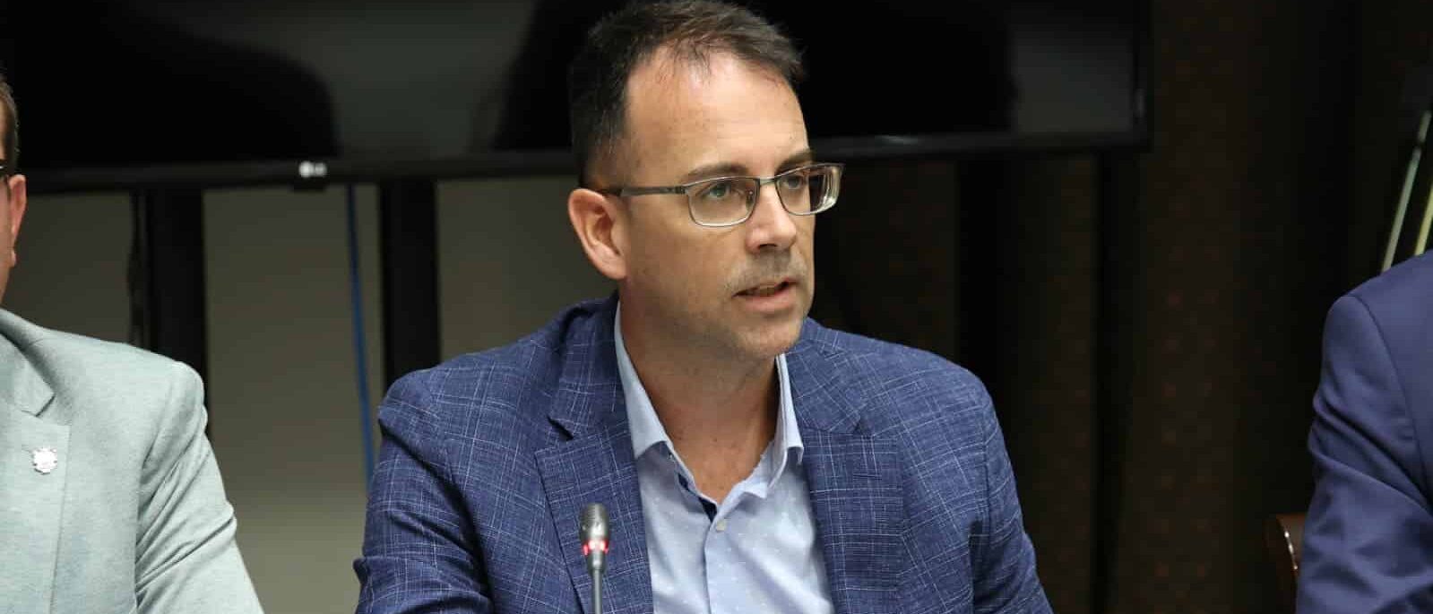 040925 Adasat Reyes, Vicepresidente Primero del Cabildo de La Gomera, durante la Comisión de Cabildos