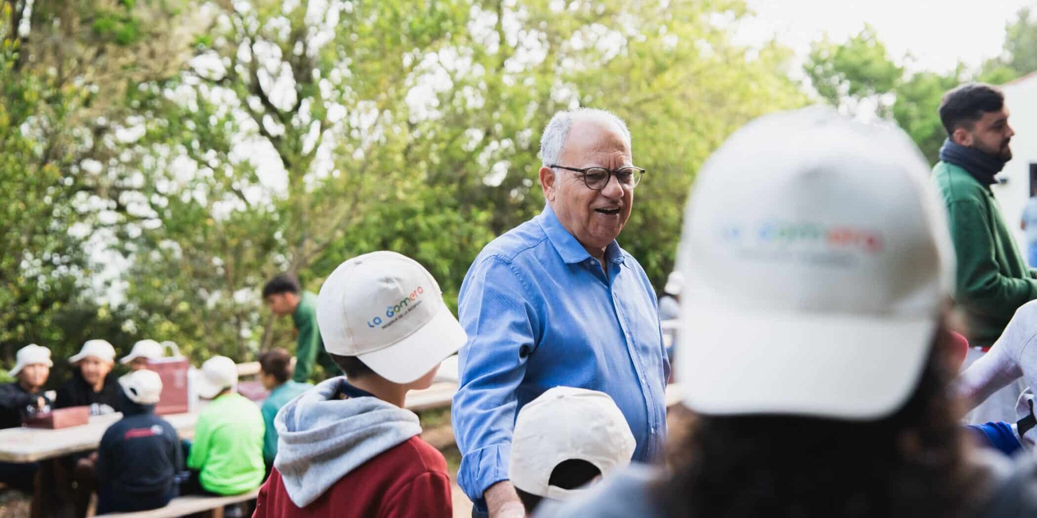 130925 Casimiro Curbelo durante una visita a un campamento con jóvenes gomeros (1)