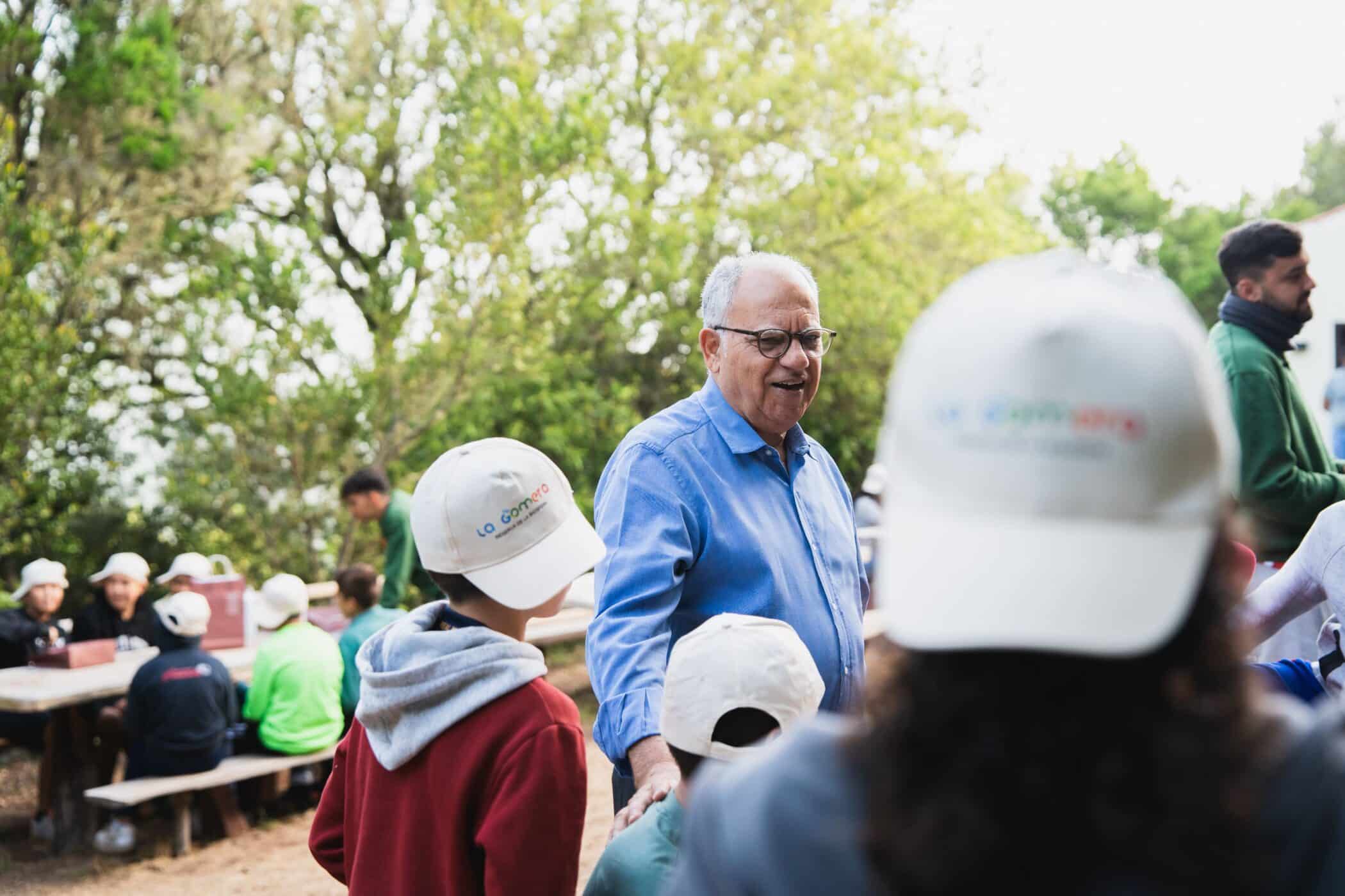 130925 Casimiro Curbelo durante una visita a un campamento con jóvenes gomeros (1)