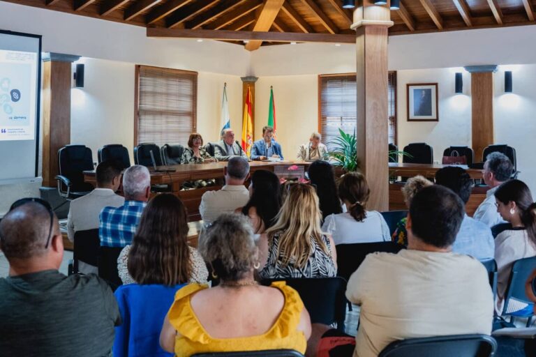 150925 Una de las conferencias de la Universidad de Verano de La Gomera 2025