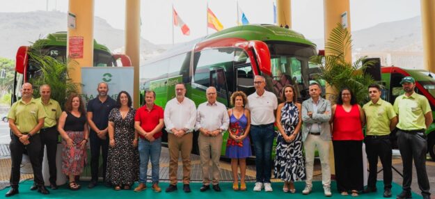 190925 Autoridades insulares, locales, empresariales y trabajadores de GuaguaGomera, durante la recepción de los nuevos vehículos