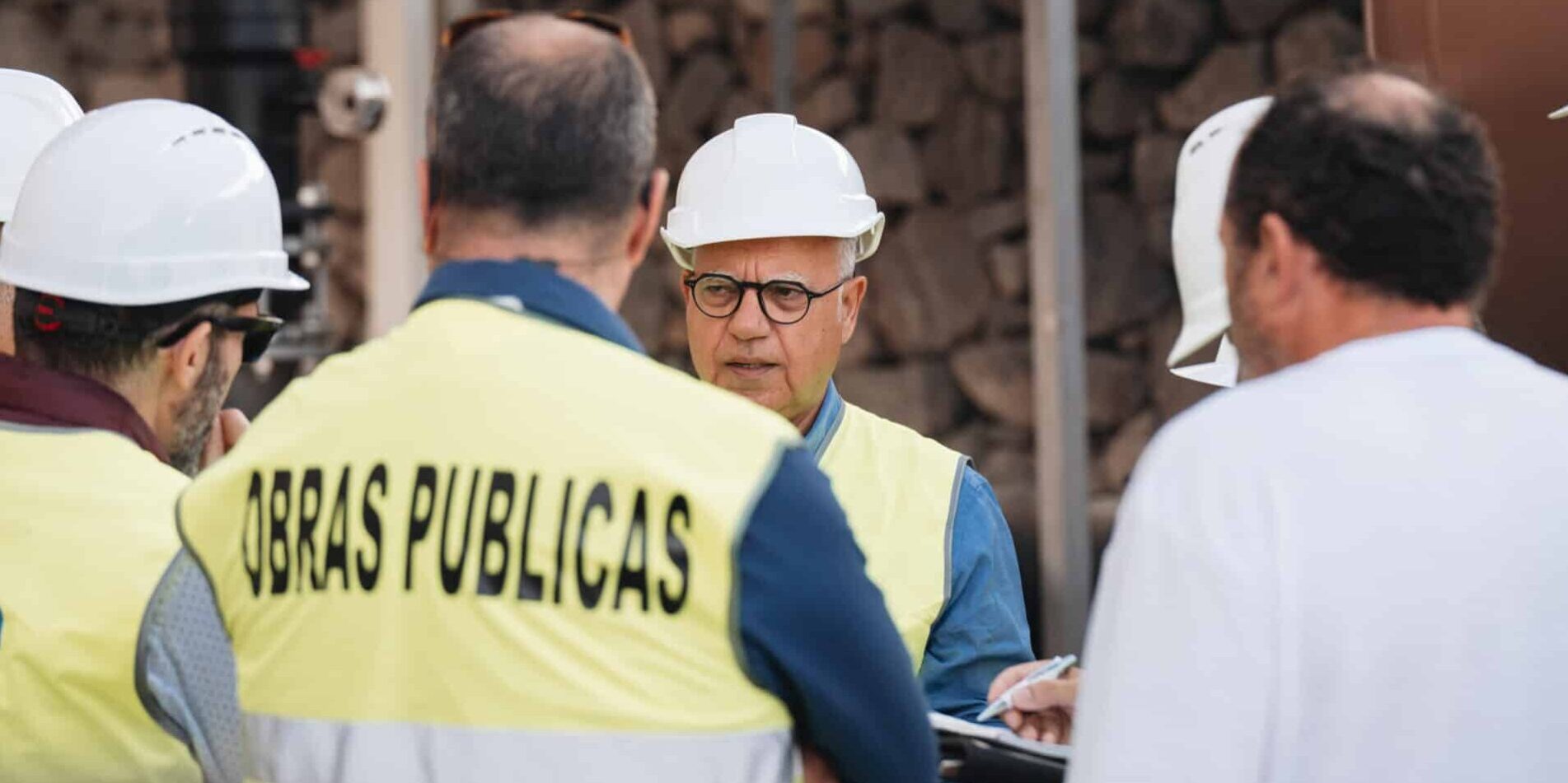 290925 Casimiro Curbelo, presidente del Cabildo de La Gomera, en instalaciones de la desaladora