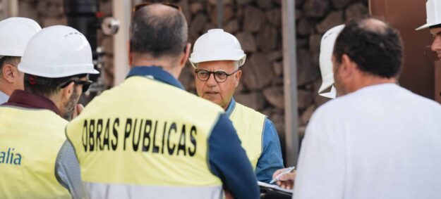 290925 Casimiro Curbelo, presidente del Cabildo de La Gomera, en instalaciones de la desaladora