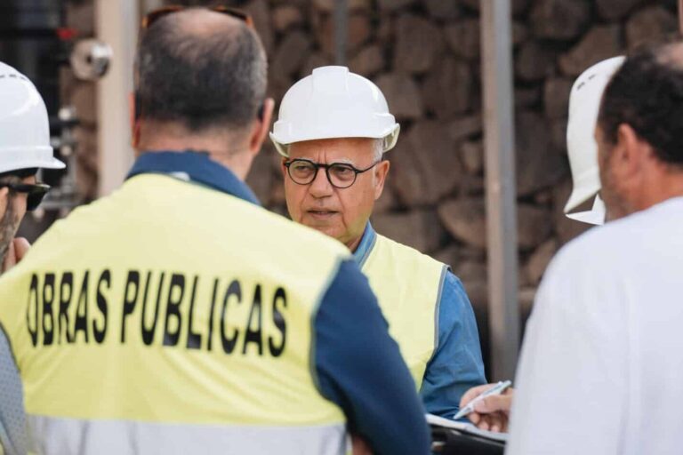290925 Casimiro Curbelo, presidente del Cabildo de La Gomera, en instalaciones de la desaladora
