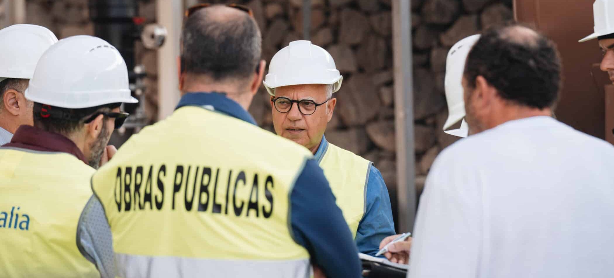 290925 Casimiro Curbelo, presidente del Cabildo de La Gomera, en instalaciones de la desaladora
