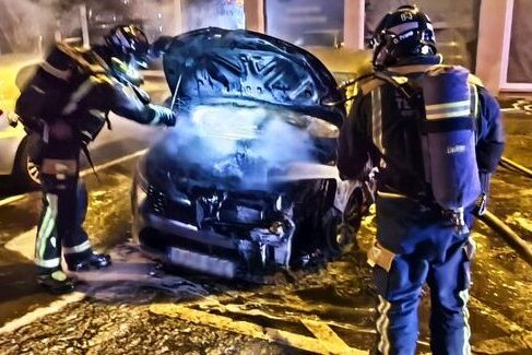 CUATRO VEHÍCULOS CALCINADOS EN UN INCENDIO EN ADEJE 2-9-25