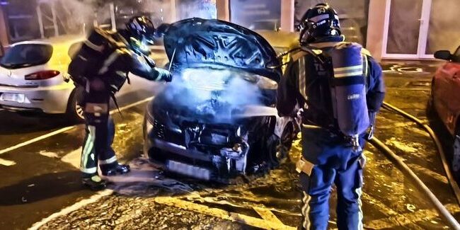 CUATRO VEHÍCULOS CALCINADOS EN UN INCENDIO EN ADEJE 2-9-25