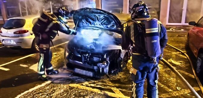 CUATRO VEHÍCULOS CALCINADOS EN UN INCENDIO EN ADEJE 2-9-25