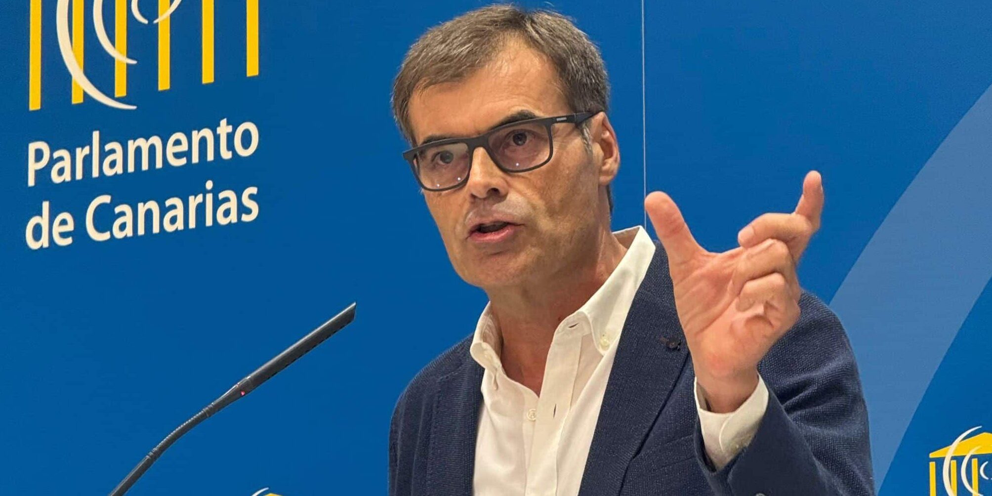 El diputado del Grupo Parlamentario Popular, Fernando Enseñat, en rueda de prensa