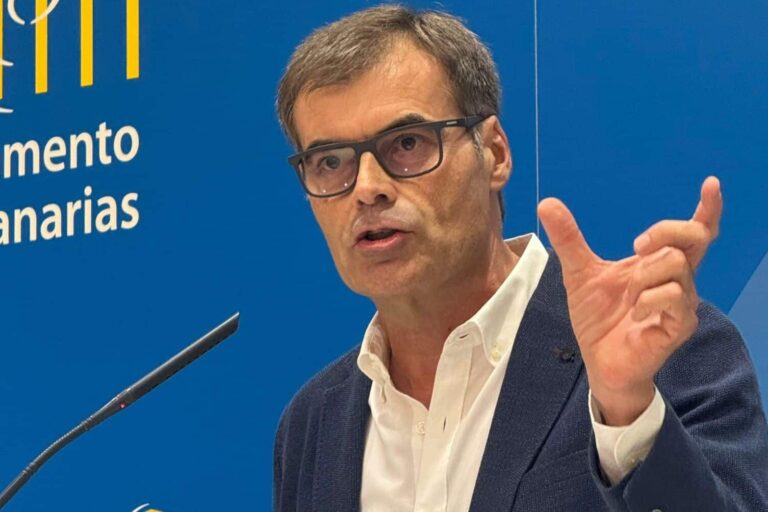 El diputado del Grupo Parlamentario Popular, Fernando Enseñat, en rueda de prensa