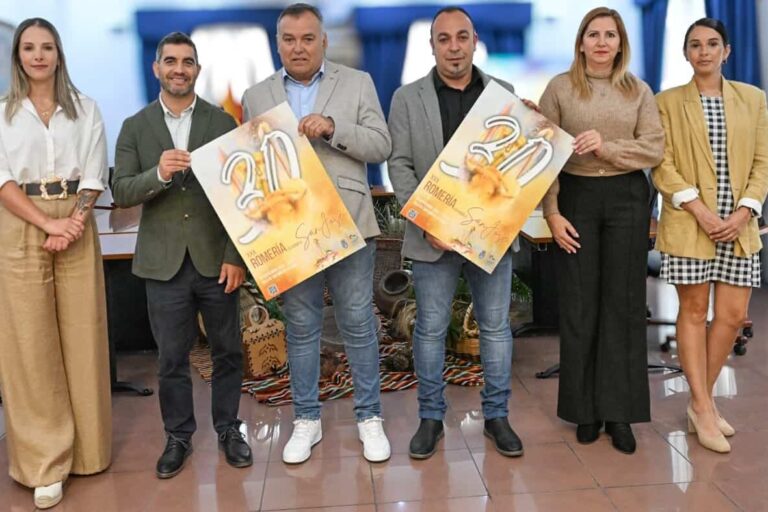 Grupo de gobierno con el cartel