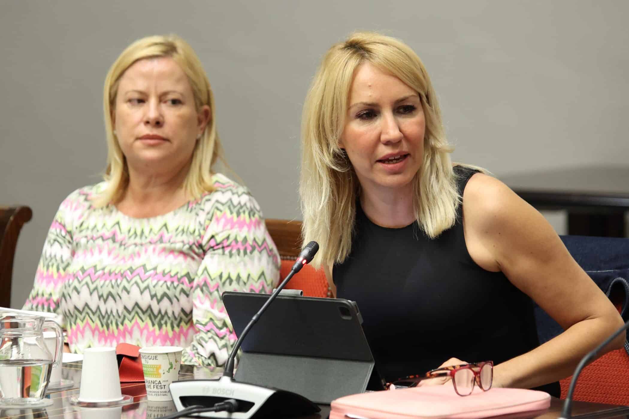 La diputada popular Rebeca Paniagua interveniene en la Comisión de Sanidad junto a la también diputada popular Mónica Muñoz