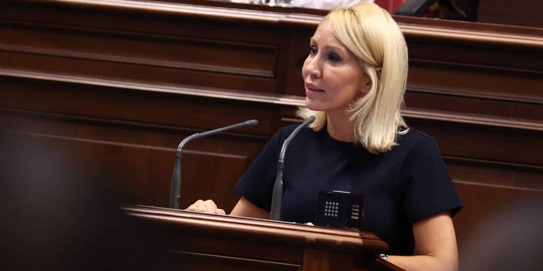 Rebeca Paniagua en el Pleno del Parlamento de Canarias