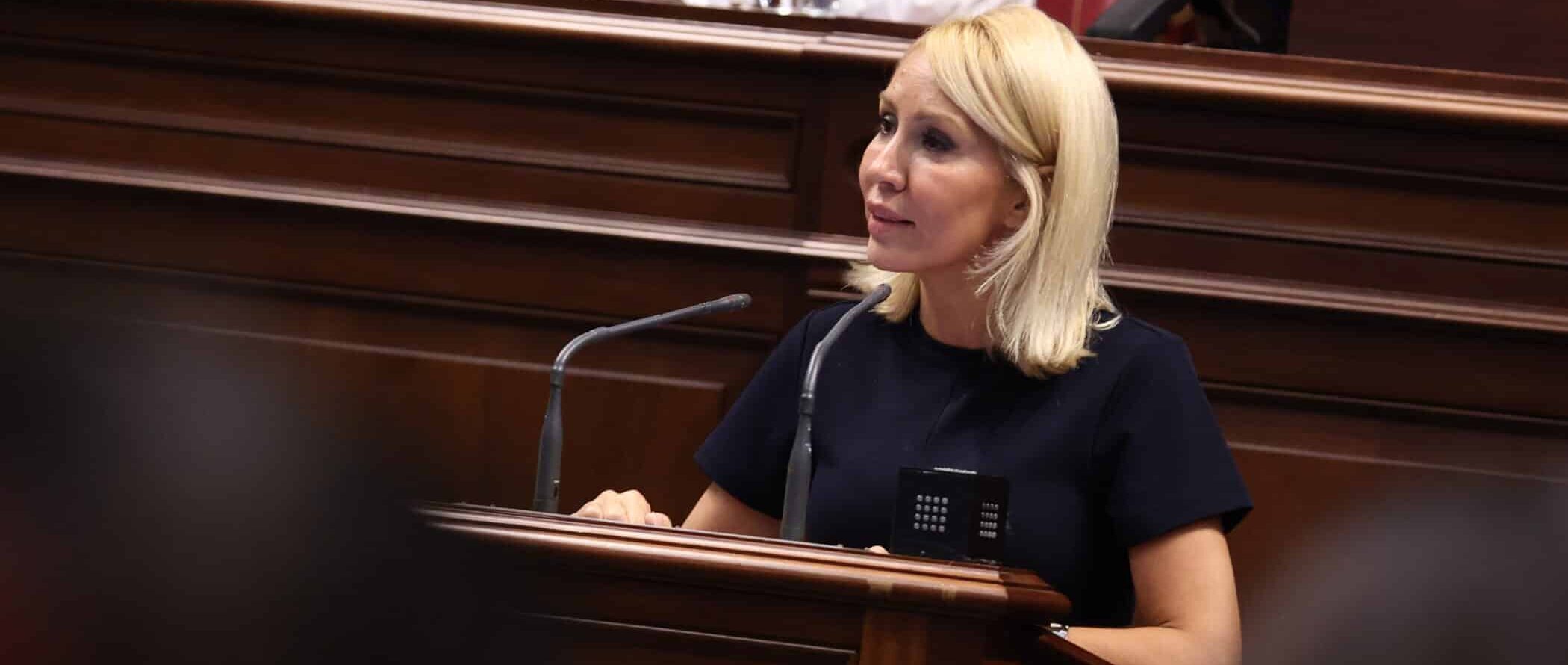 Rebeca Paniagua en el Pleno del Parlamento de Canarias