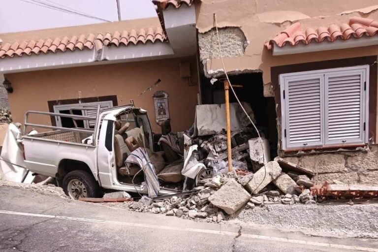 SUCESOS-UN VEHÍCULO COLISIONA CONTRA UNA VIVIENDA EN ARAYA DE CANDELARIA 17-9-25