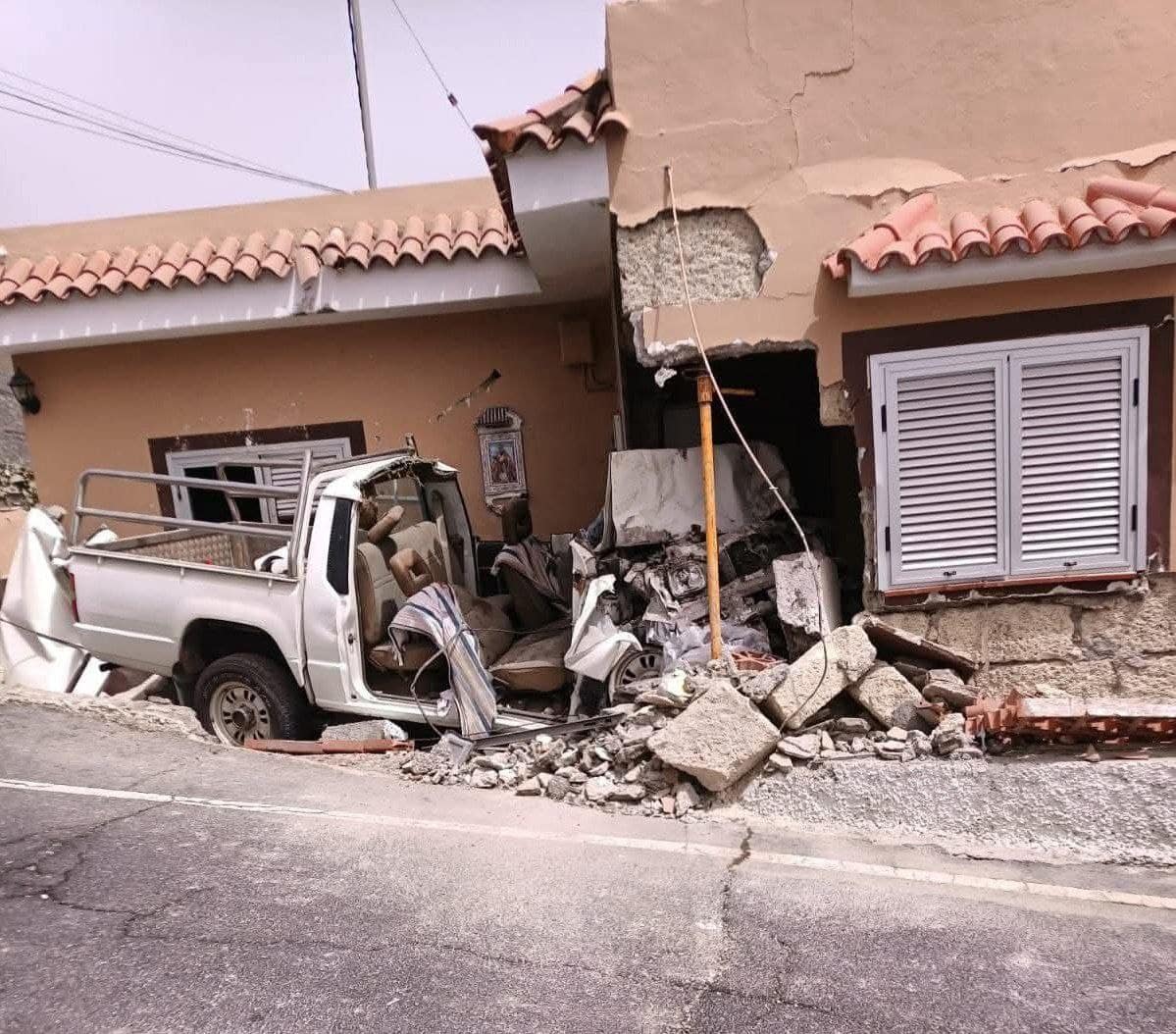 SUCESOS-UN VEHÍCULO COLISIONA CONTRA UNA VIVIENDA EN ARAYA DE CANDELARIA 17-9-25