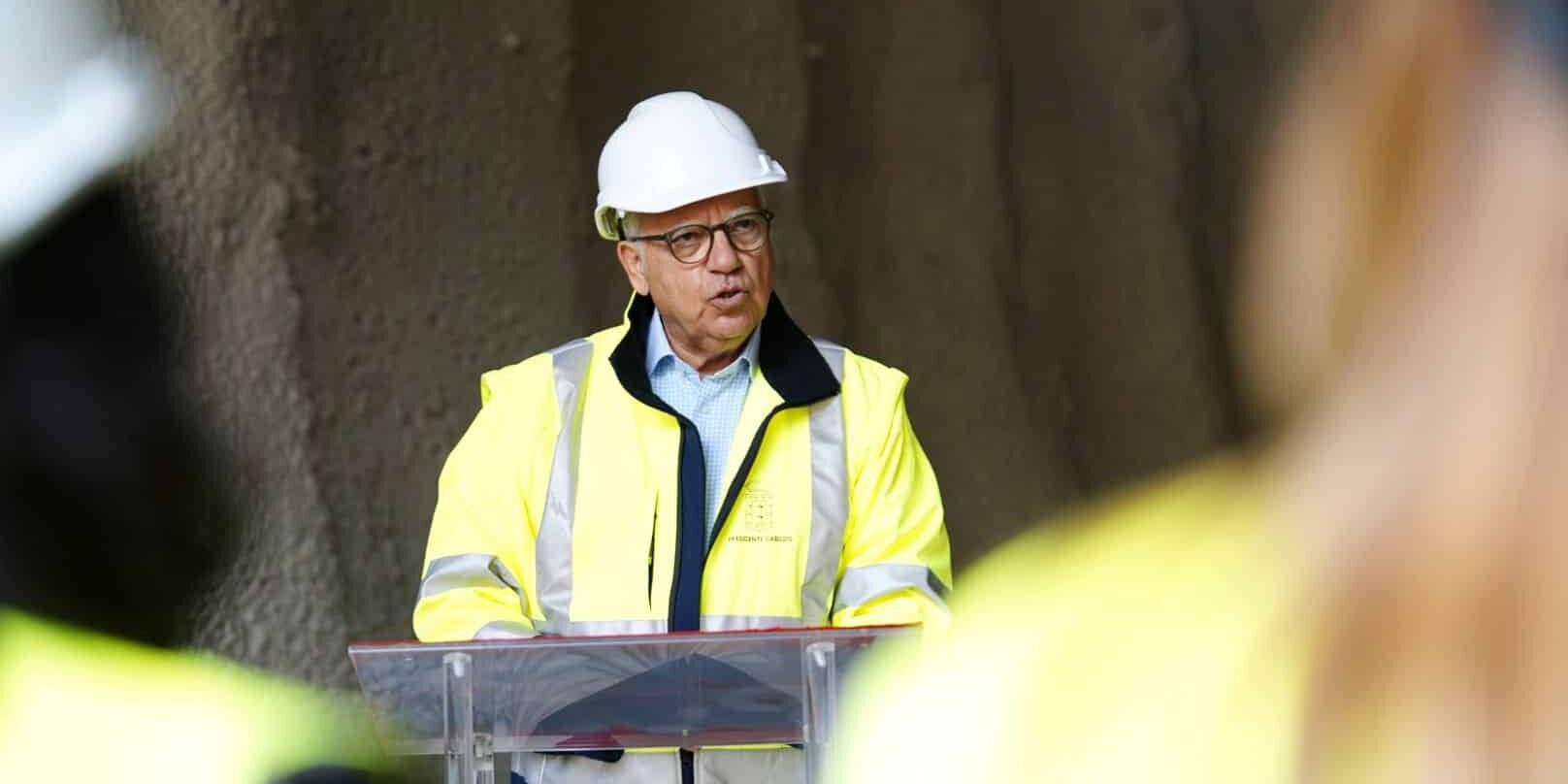 011025 Casimiro Curbelo, durante la visita a la finalización del calado del túnel de la variante de Vallehermoso