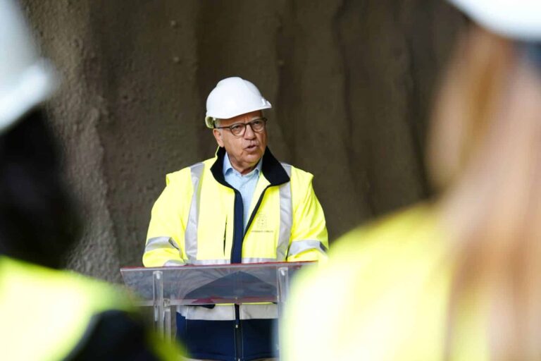 011025 Casimiro Curbelo, durante la visita a la finalización del calado del túnel de la variante de Vallehermoso