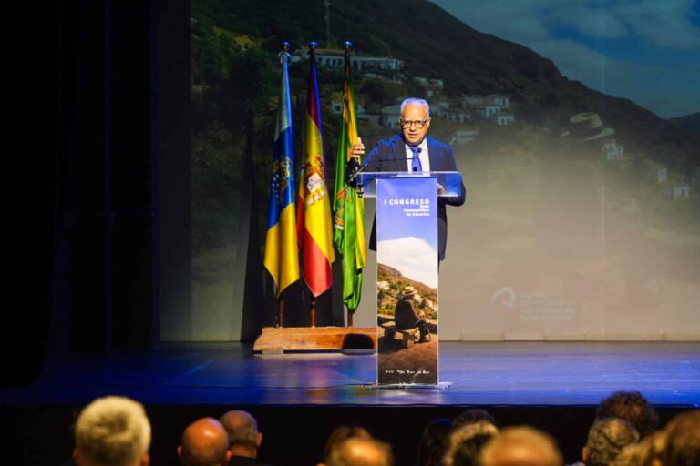 021025 Casimiro Curbelo, durante su intervención en el I Congreso de Reto Demográfico de Canarias