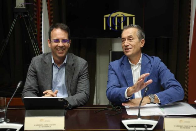 071025 Adasat Reyes (izq.) durante la Comisión de Cabildos Insulares en el Parlamento de Canarias