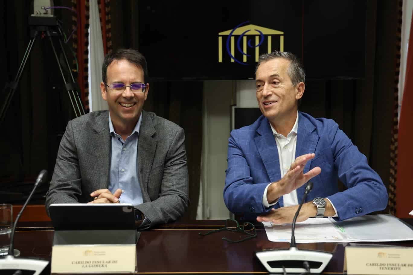 071025 Adasat Reyes (izq.) durante la Comisión de Cabildos Insulares en el Parlamento de Canarias