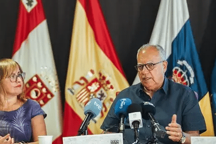 231025-Casimiro-Curbelo_-presidente-del-Cabildo-de-La-Gomera_-y-la-consejera-insular-de-Educación_-R