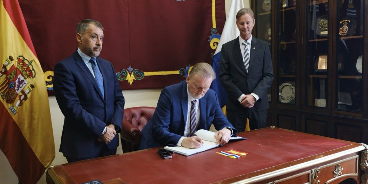 251016 En embajador noruego Lars Ansdersen, firma en el libro de honor del Ayuntamiento