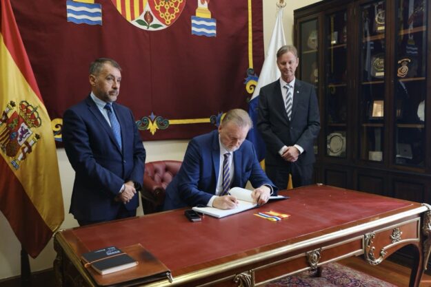251016 En embajador noruego Lars Ansdersen, firma en el libro de honor del Ayuntamiento