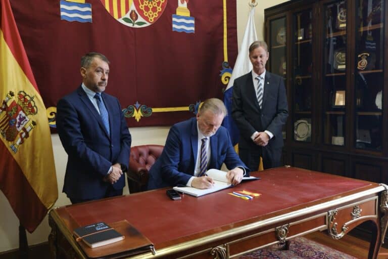 251016 En embajador noruego Lars Ansdersen, firma en el libro de honor del Ayuntamiento
