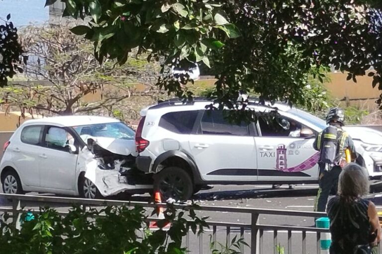 ACCIDENTE DE TRÁFICO EN LA TF-5-VARIOS VEHÍCULOS IMPLICADOS1 21-10-25