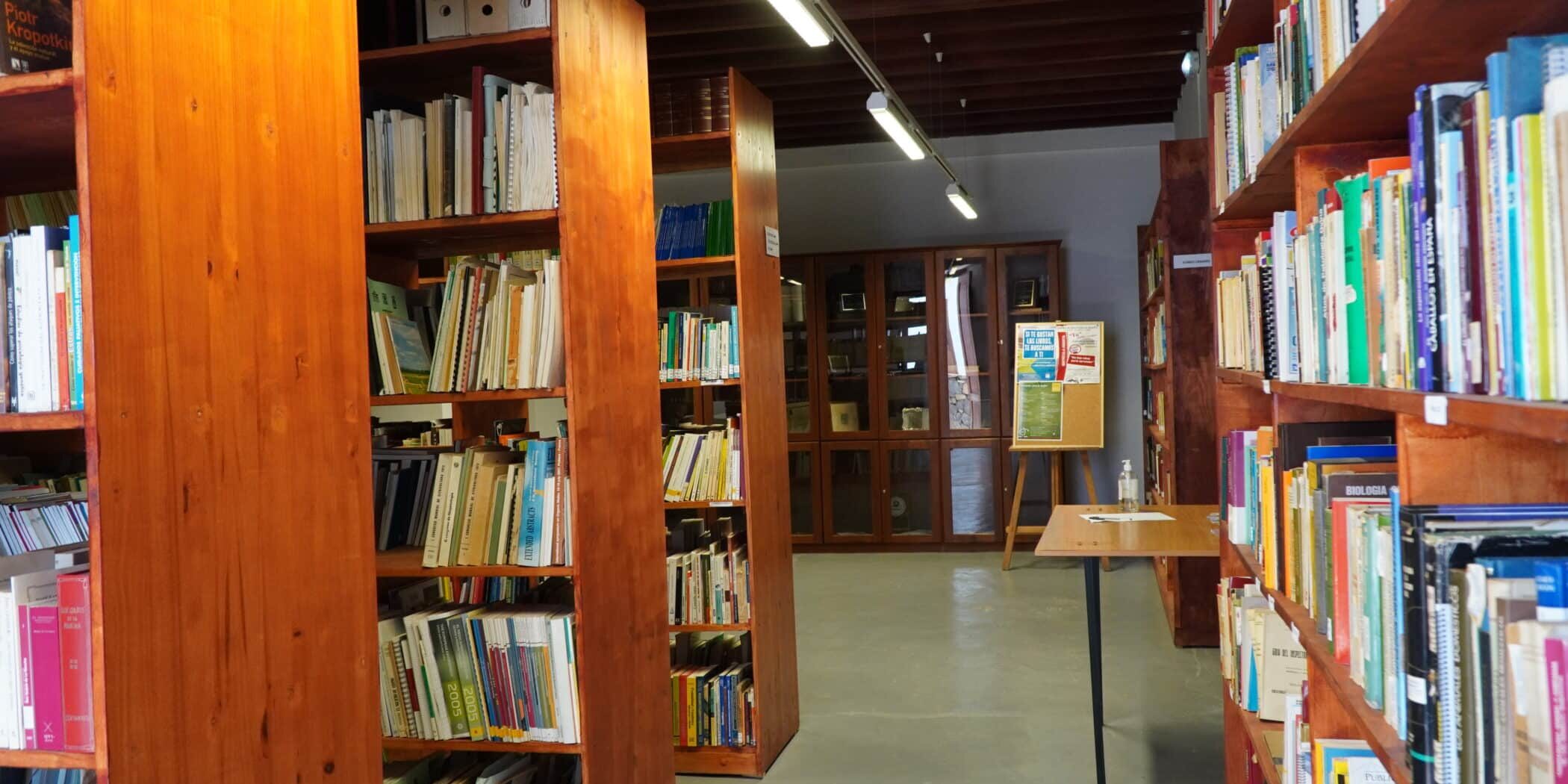 Biblioteca de agroecología Antonio Bello, en la primera planta del edificio