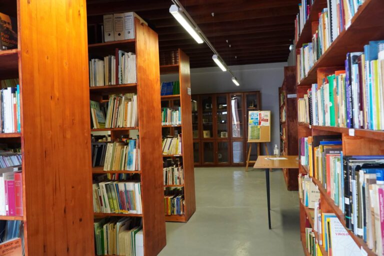 Biblioteca de agroecología Antonio Bello, en la primera planta del edificio