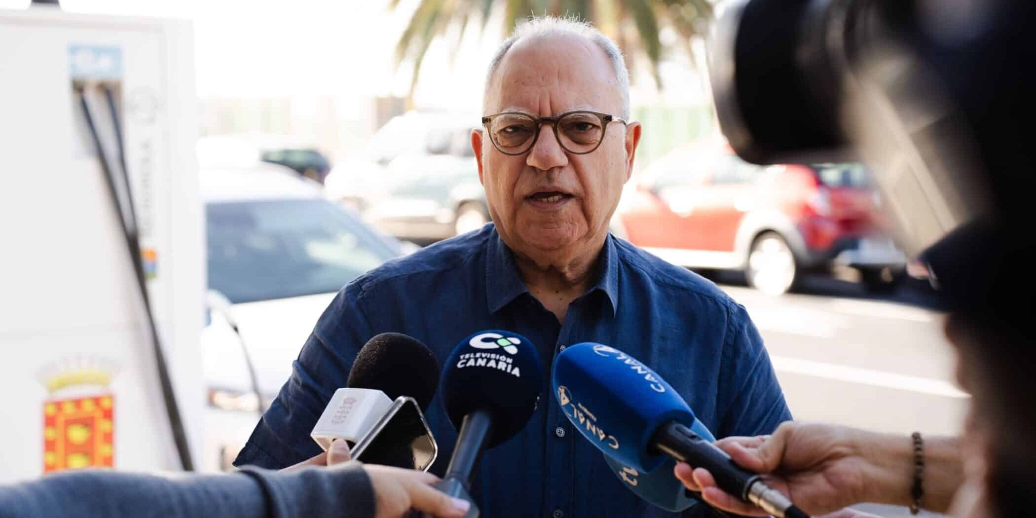 Casimiro Curbelo atendiendo a los medios de comunicacion