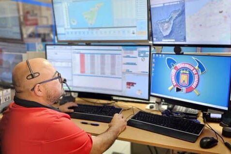 EFECTIVOS DE BOMBEROS RESCATAN A UN HOMBRE TRAS SUFRIR UNA CAÍDA EN LA COSTA DE SAN MIGUEL 6-10-25