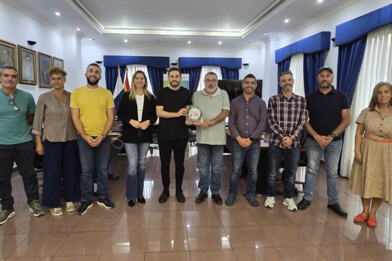 Foto de familia con productores, concejales y Red Terrae