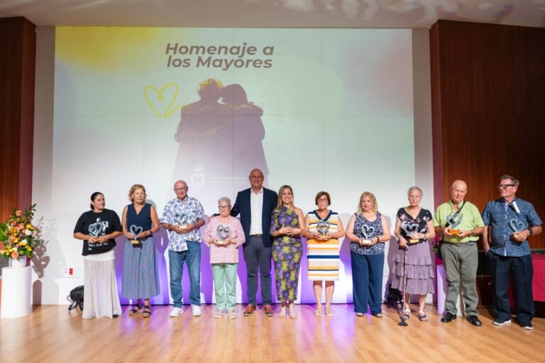Foto homanaje mayores