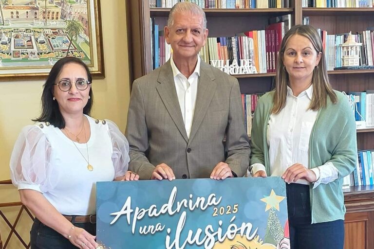 IZQ A DCH. BELÉN GONZÁLEZ, ALCALDE F.LINARES Y DELIA ESCOBAR (1)