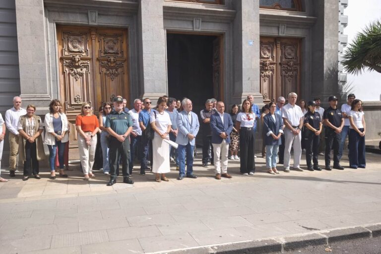 251029 Minuto de silencio por asesinato en Murcia