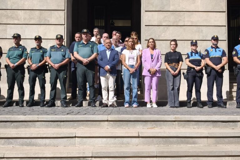 251104 Minuto de silencio mujeres de Huelva y Alicante