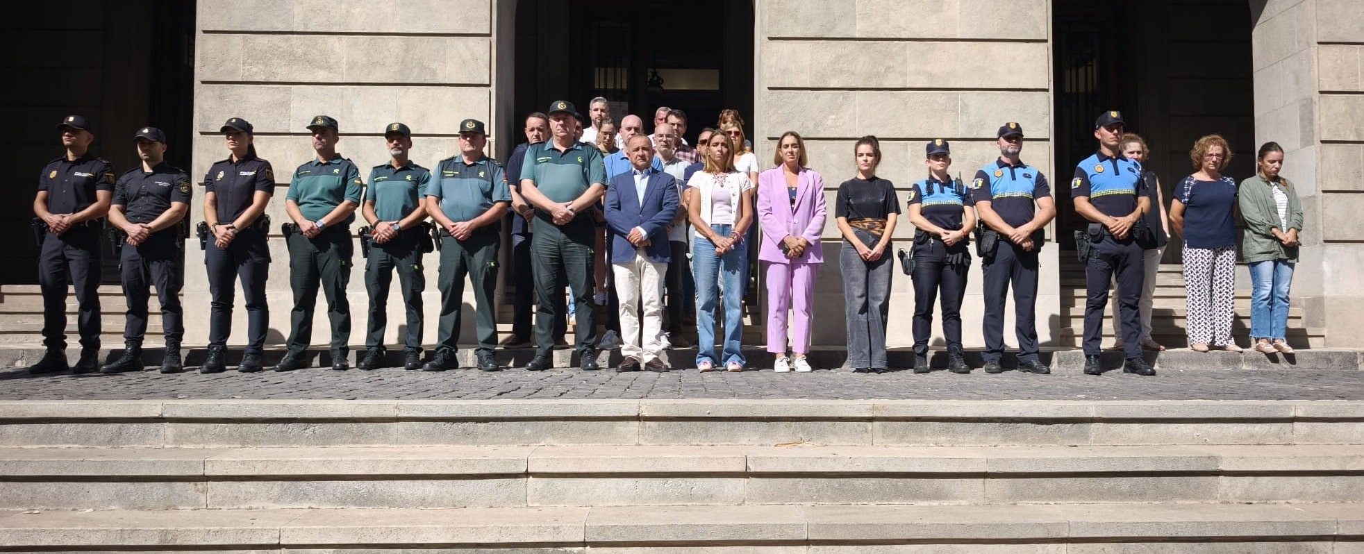 251104 Minuto de silencio mujeres de Huelva y Alicante
