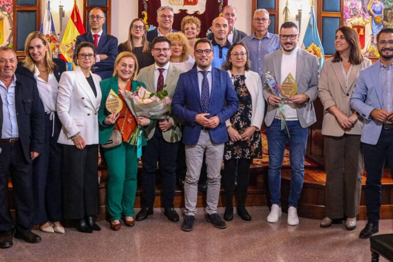 271125 Entrega de medallas al m�rito por a�os de servicio y jubilaci�n personal municipal 2025