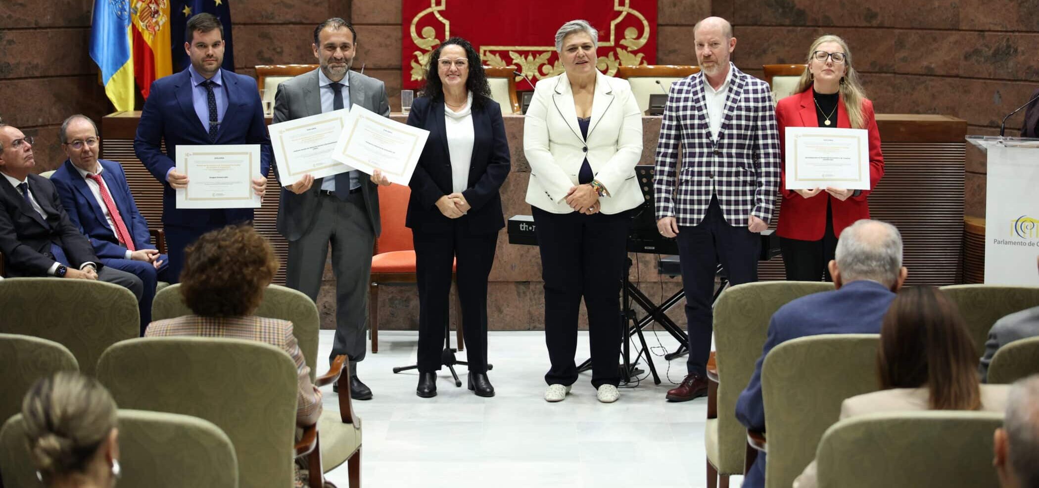 281125 A la izquierda, Guillermo Medina, consejero del Cabildo de La Gomera, durante la entrega de distinciones